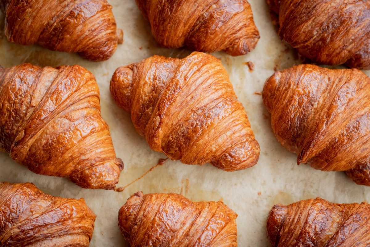 Frisch gebackene Croissants auf dem Backpapier
