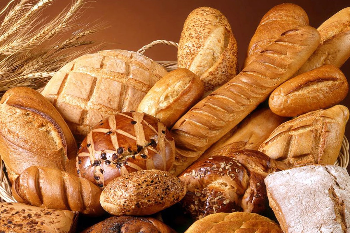 Verschiedene Brotsorten in einem Weidenkorb