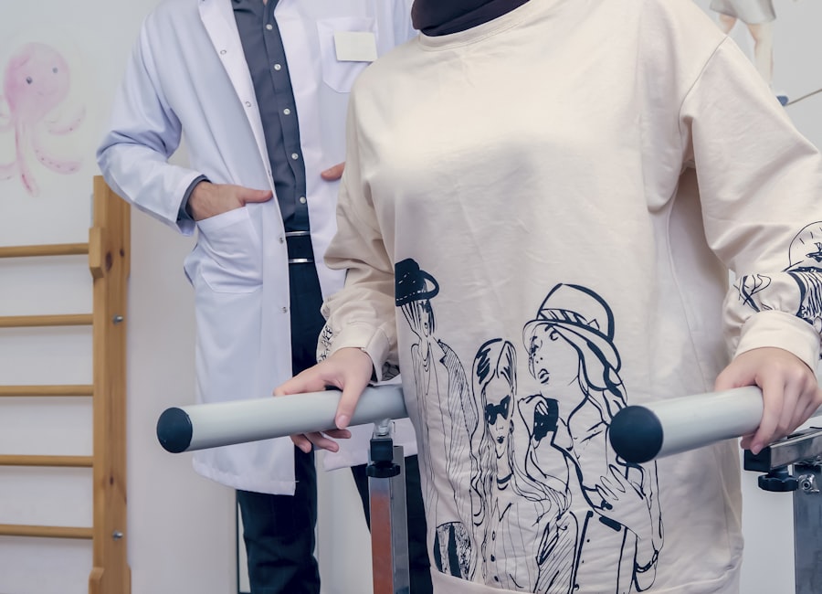 Therapeut begleitet eine Patientin beim Gehtraining am Barren