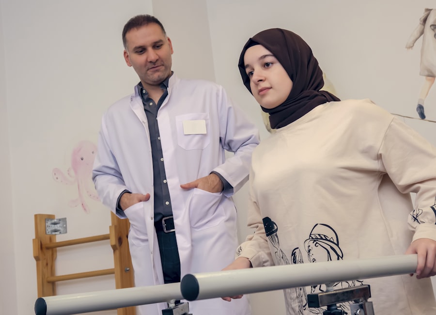 Praxisleitung begleitet eine Patientin beim Gehtraining am Barren