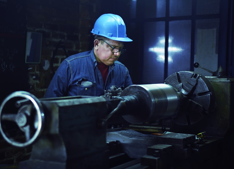 Mitarbeiter mit Schutzhelm an der Drehmaschine